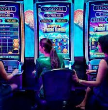 Layar utama aplikasi mabuk togel menampilkan berbagai pilihan permainan dan meja live dealer