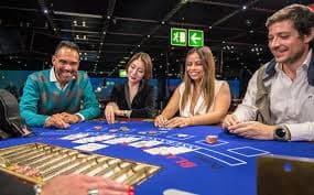 Meja BandarQ live dealer dengan studio HD di mabuk togel